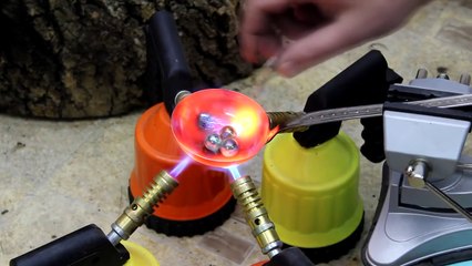 JE BRULE DES PÉTARDS AVEC UNE LOUCHE A 1000 DEGRÉS !!