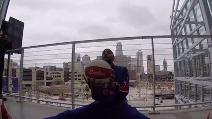 Harlem Globetrotter Nails Trick Shot in Minnesota Vikings' Stadium