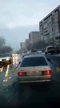 En voiture dans les inondations, obliger de sortir les rames