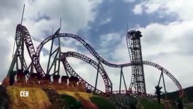 Un homme chute des montagnes russes