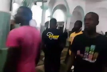 Bagarre dans une Mosquée pour savoir qui va … Regardez!!