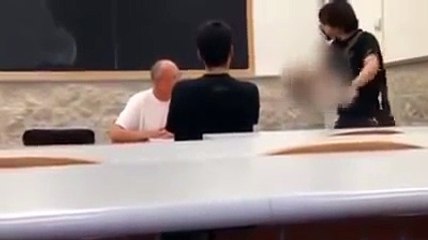 Viene bocciato all'esame e la sua reazione fa il giro del web. Ecco cosa dice al professore