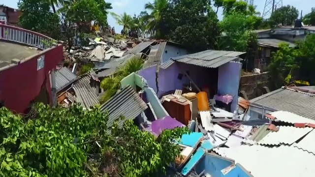 Sri Lanken neighbourhood crushed by pile of rubbish