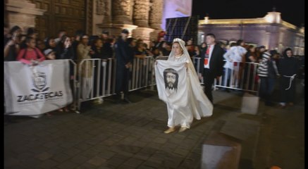 En silencio mexicanos asisten al momento en que Jesus es llevado al sepulcro