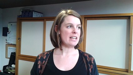 Julie Fohal, employée à l'Office du tourisme de Libin présente l'une des particularités de la 34e édition