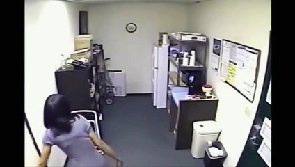 Vendos kamera në zyrë, biznesmeni tronditet se si ja bën kafen sekretarja