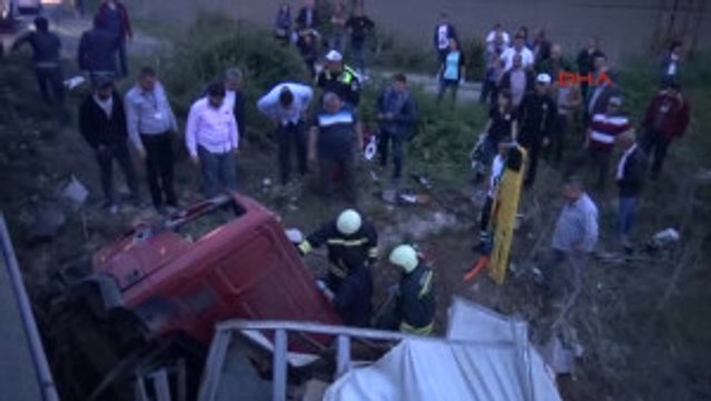 Edirne Tır Köprüden Dereye Uçtu: 1 Ölü, 1 Yaralı