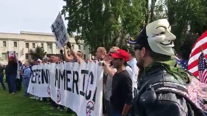 Hundreds of Trump supporters and counter-protesters face off at Berkeley rally - LA Times