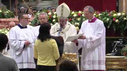 El papa recuerda en Vigilia las injusticias que ven "crucificada la dignidad"