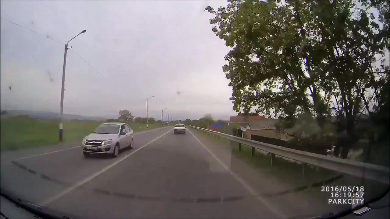 Авторегистратор заснял жуткую аварию на дороге - жигули в смятку