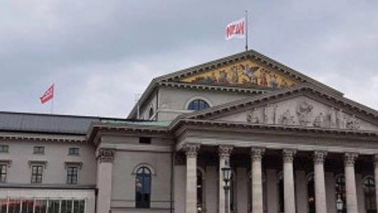 Opera Binasına "Hayır" Yazan Bez Parçası Asıldı