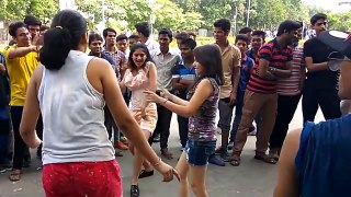Delhi Girls Dancing in Market on Punjabi Song