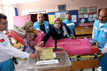 76 Yaşındaki Yürüme Engelli Kadın, Sandık Başına Sedye ile Götürüldü
