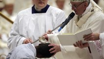Les catholiques du monde entier célèbrent la veillée pascale.