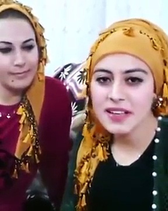 iki amatör bayan kürtçe şarkı söylüyor