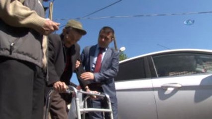 Yaşlı Adam Oy Kullanmaya Kucakta Taşınarak Getirildi