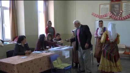 Yöresel Kıyafetleriyle Sandık Başına Geldiler