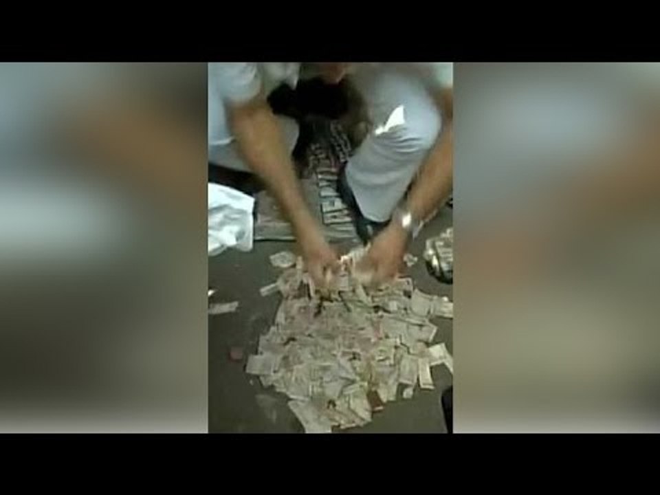 500, 1000 torn notes worth 30 Lakh found dumped in drain | Oneindia News