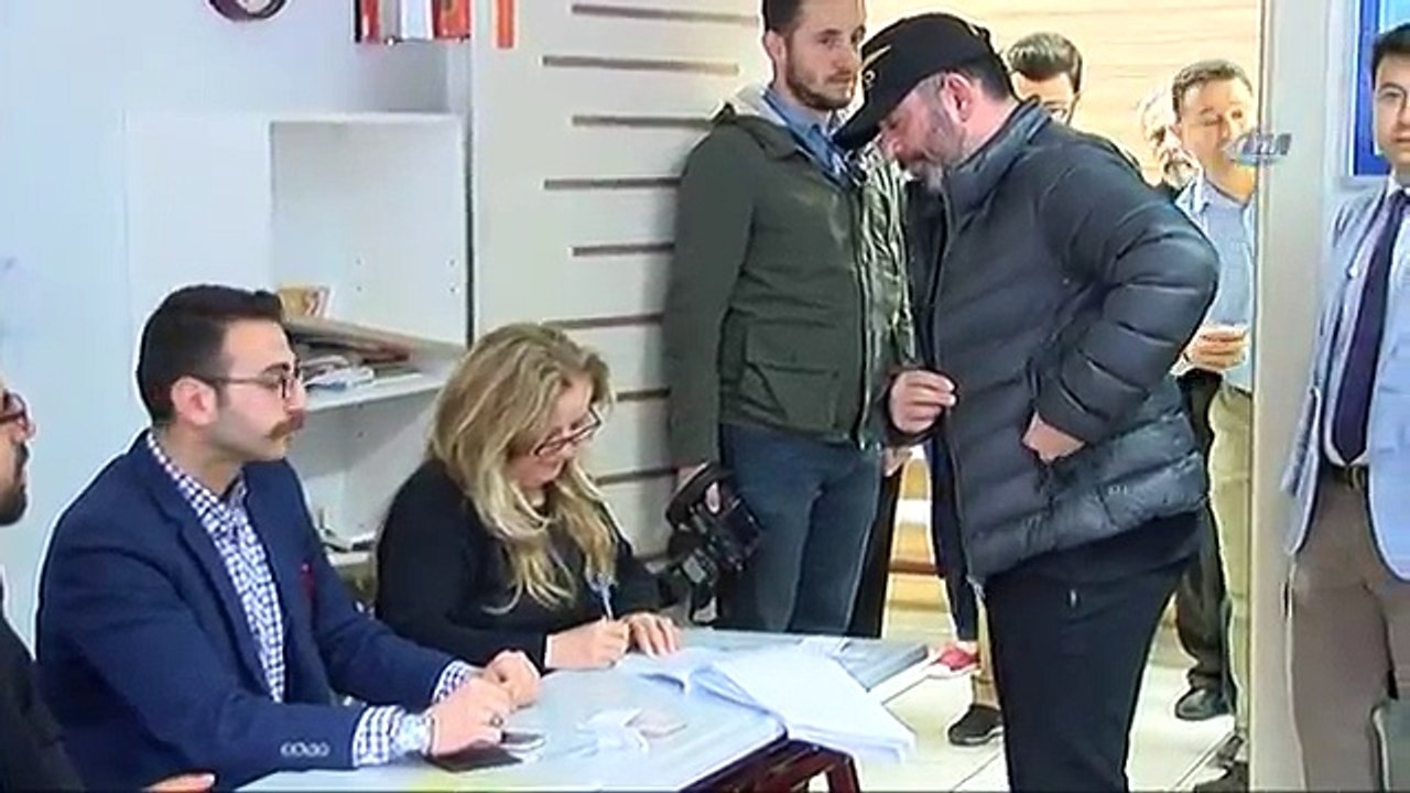 Cem Yılmaz Oy Vermeye Böyle Geldi