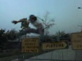 Fabien saute une barrière de chantier