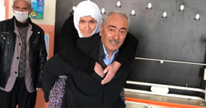 Hakkarili Vatandaş, Annesini Sırtında Taşıyarak Oy Kullanmaya Getirdi