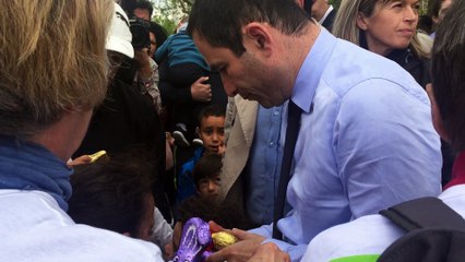 Benoît Hamon distribue les chocolats de Pâques aux enfants