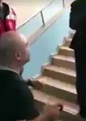 Oy kullanmak isteyen engelli merdivende süründü