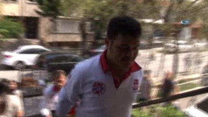 90 Yaşındaki Suzan Hanımdan Herkese Örnek Hareket