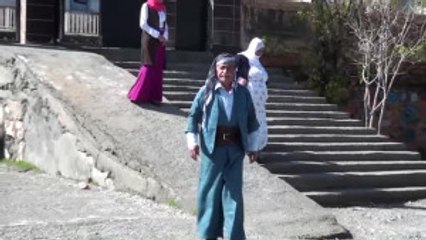 Yöresel Kıyafetleriyle Oy Kullanan Vatandaşlar