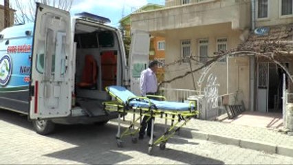 81 Yaşındaki Yaşlı Adam Sedye ile Oyunu Kullandı