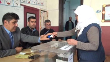 Türkiye Sandık Başında... Yaşlı ve Hasta Vatandaşlar Ambulanslar ile Taşındı