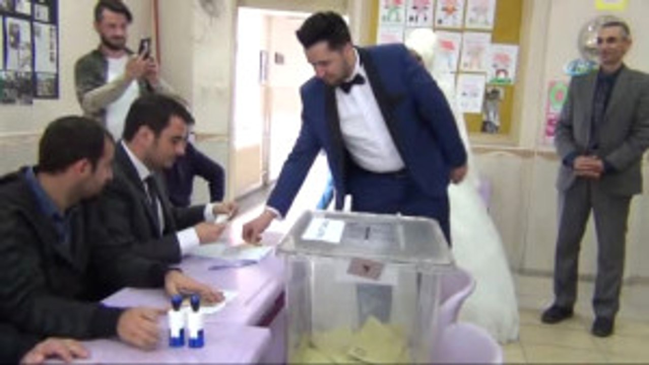 Gelin ve Damat Sandık Başında