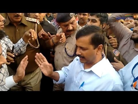 Arvind Kejriwal booed by Delhi people over note ban, Watch Video | Oneindia News