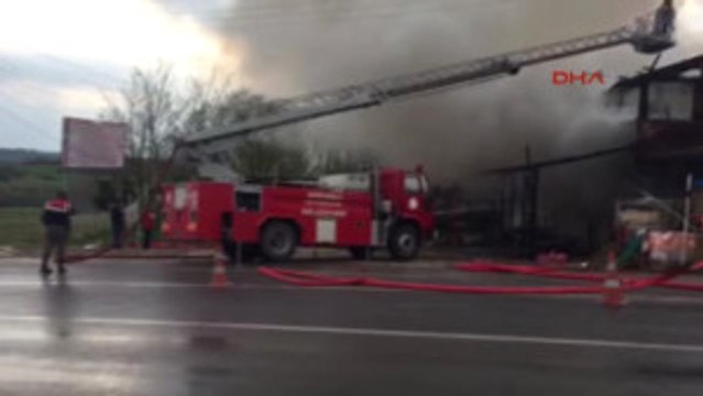 Kocaeli Kandıra'da Yıldırımın Düştüğü Restoran Yandı