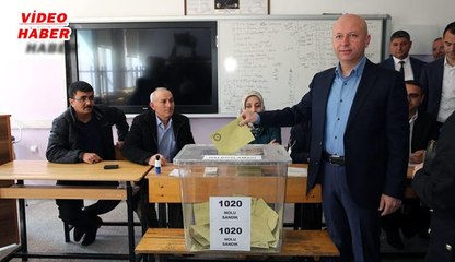 (16 NİSAN 2017) ÇOLAKBAYRAKDAR ÇİFTİ,  OYLARINI ÖZDERİCİ KIZ ANADOLU İMAM HATİP LİSESİ’NDE KULLANDI