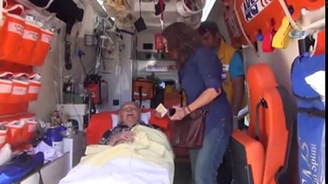 Ünlü oyuncunun kayınvalidesi oy kullanmaya ambulansla geldi