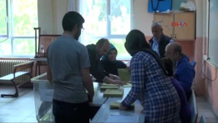 Istanbul'da Ilk Sandıklar Açıldı; Oy Sayım Işlemi Başladı