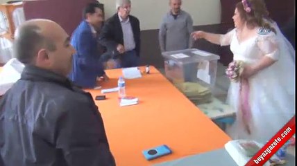 Gelinlik ve damatlıklarıyla oy kullandılar