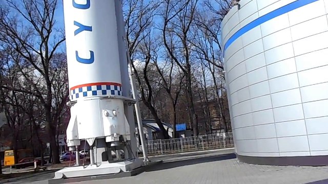 Нестор идёт смотреть на баллистическую ракету в центре города Днепропетровска!