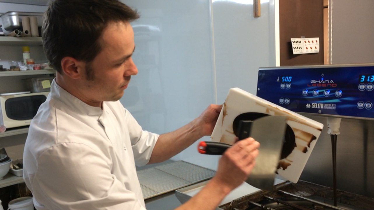 Les coulisses de fabrication d'une ruche en chocolat