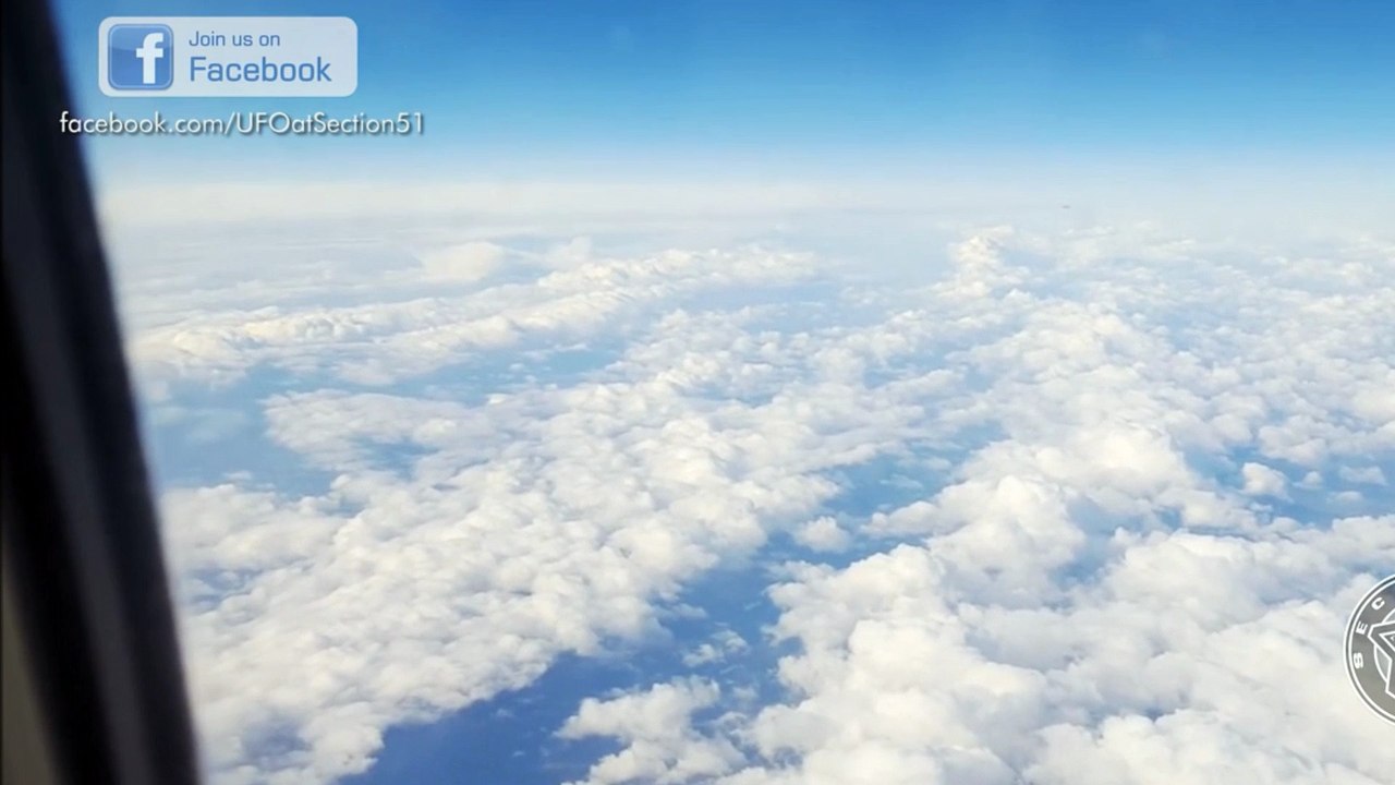 OVNI CAPTADAS DESDE LA VENTANA DE UN AVION!!