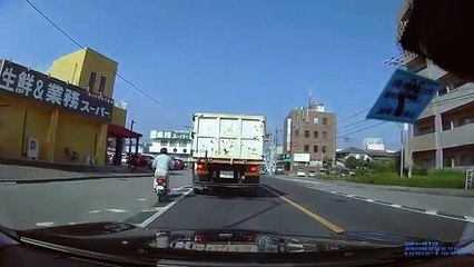 危険！原付のおっさんトラックに激突寸前とデコトラ発見 （ドライブレコーダー）