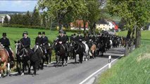 Los sorbios del este de Alemania realizan la procesión de los jinetes