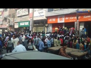 Télécharger la video: Bank ATMs reopen after demonetisation, witness long queues, Watch Video | Oneindia News