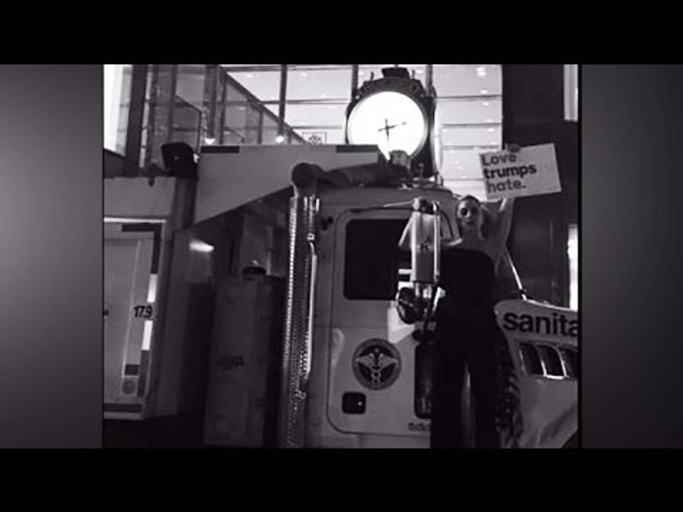 Lady Gaga protests outside Trump Towers in New York city | Oneindia News