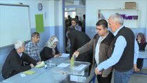 الأتراك يواصلون التصويت في استفتاء التعديلات الدستورية