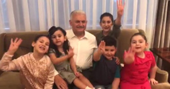 Başbakan'dan Torunlarıyla Birlikte Şarkılı Referandum Paylaşımı