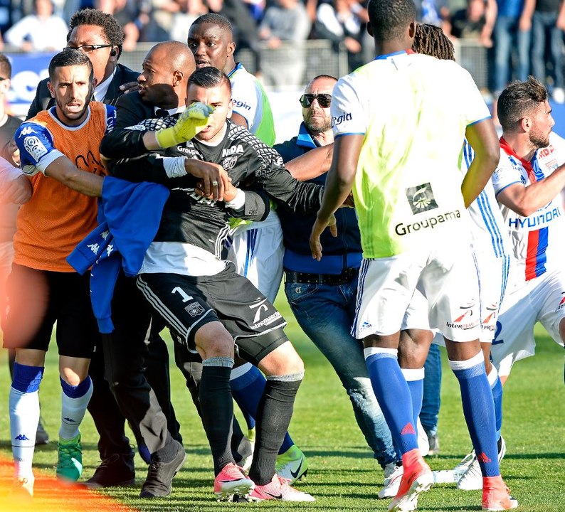 Bastia-Lyon : les images d'agression des lyonnais par les supporters bastiais