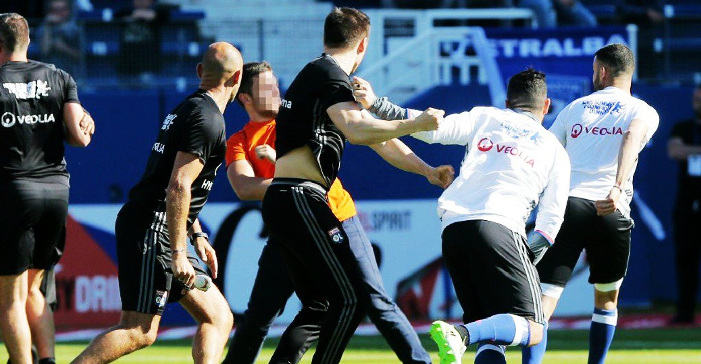 Bastia-Lyon:  Les images de supporters bastiais attaquent les joueurs lyonnais
