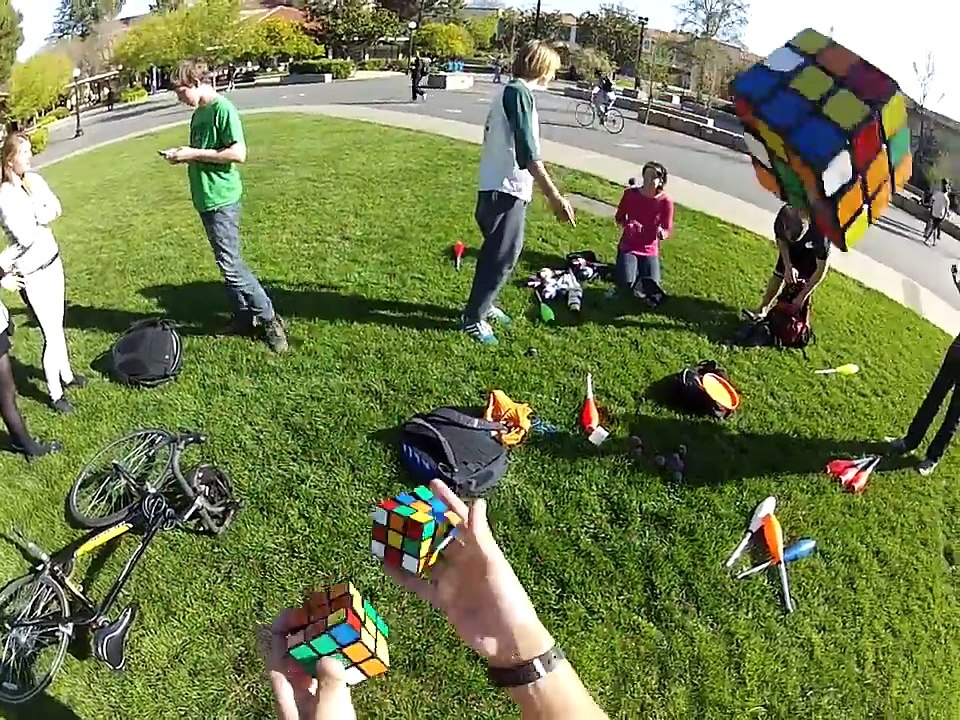 Résoudre 3 Rubiks Cube en jonglant avec !